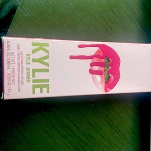 Kylie Jenner Matte Liquid Lipstick and Lip Liner (102 extraordinary matte)